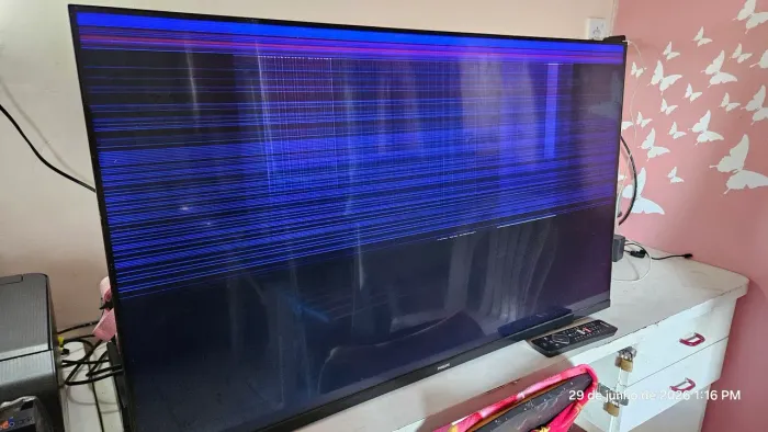 TV Philips de 43 polegadas apresenta danos graves no display