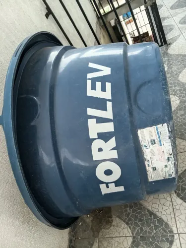 Vendo Uma Caixa d'água