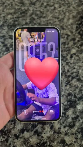 iPhone 13 na cor Estelar (Starlight).