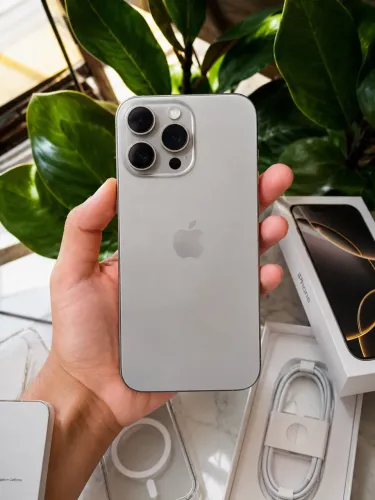 iPhone 16 Pro Max menos de 1 ano de uso 256GB | 98% Bateria | Caixa Original | Impecável
