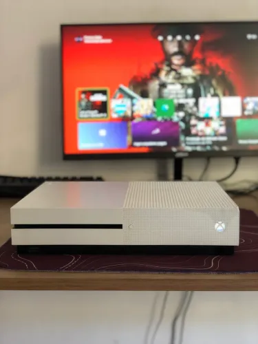 Xbox One S 1TB + 2 Controles (1 Series S/X) | Funcionando Perfeitamente