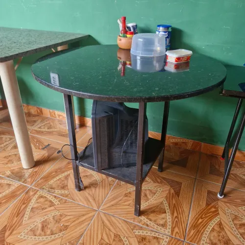 Mesa redonda com tampo de pedra (tampo retiravel)
