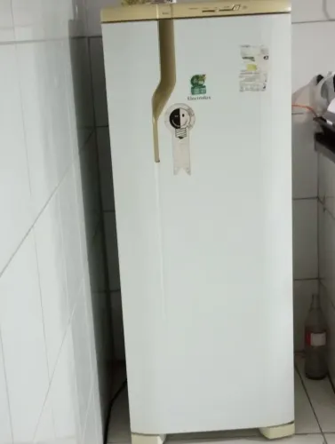 Vende-se geladeira sem defeitos