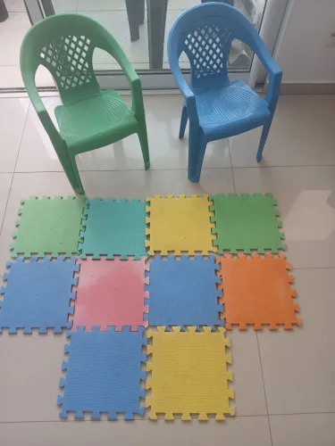 12 cadeiras crianças em plástico e 60 peças de tatames de 30x30
