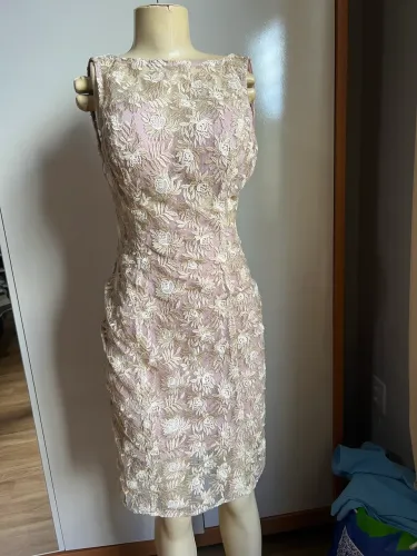 Vestido de festa todo em renda - Bazar