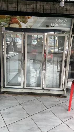 Espositor três portas para vender 
