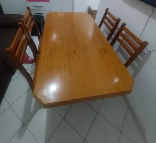 Vendo mesa de madeira com 4 cadeiras , bem conservados. Motivo: mudança para outro estado.