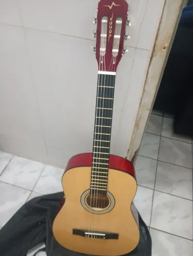 Violão usado bem pouco