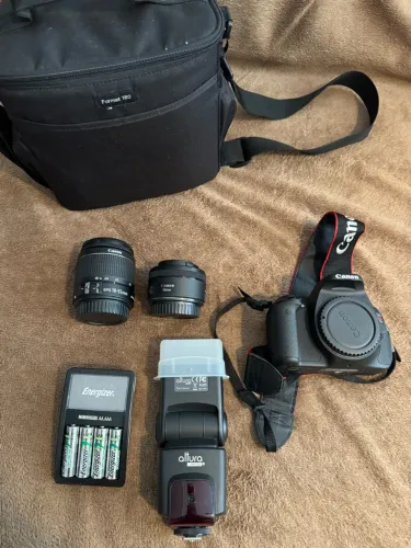 Kit Canon EOS Rebel T3i + 2 lentes + flash ? completo