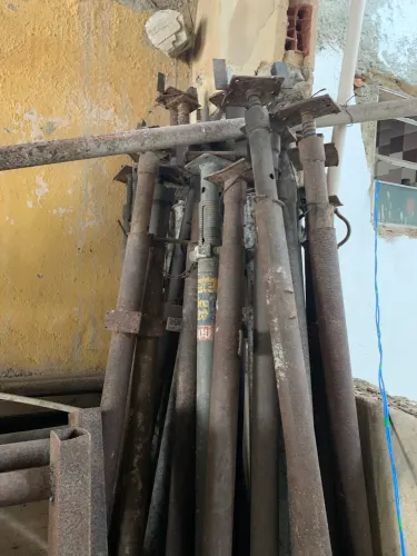 Escoras reguláveis de ferro para obras