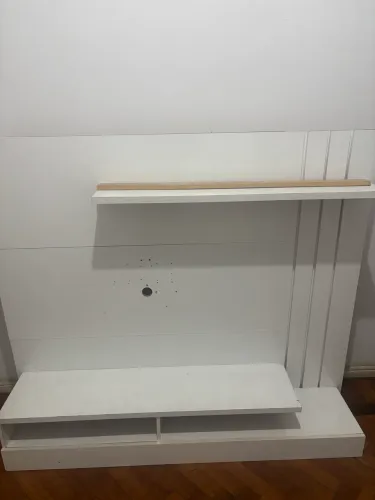 Guarda roupas e um painel para tv e uma sapateira e uma bike ergométrica combo no escuro