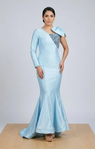 vestido azul, bordado em pedras brasileiras com manga assimetrica