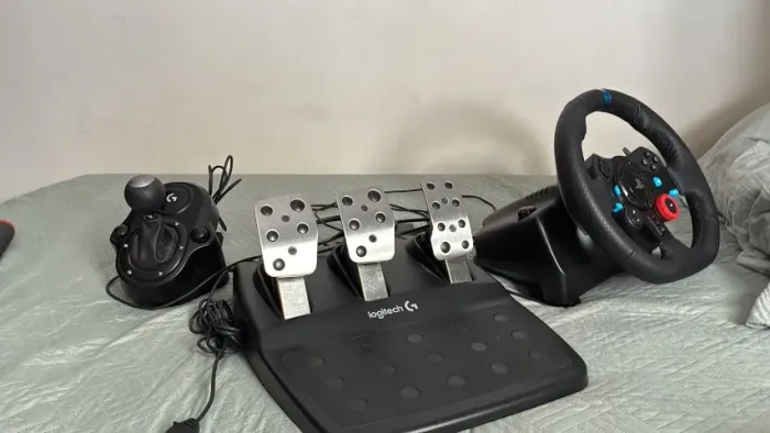 Logitech G29 Volante Completo Câmbio Pedais e Suporte PS3, PS4, PS5 e PC, com suporte
