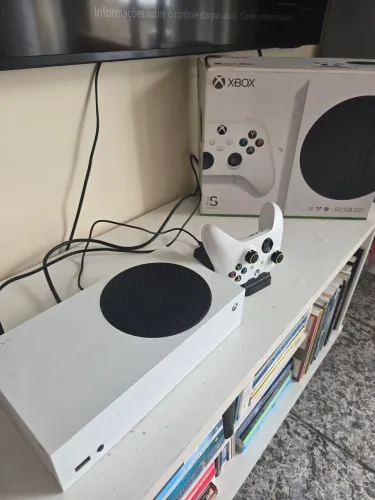 Xbox Series S impecável com controle, base carregadora e caixa