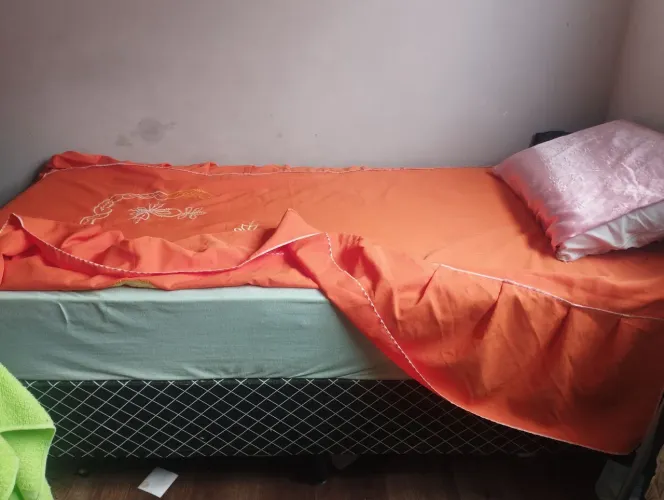 Vendo cama de solteiro box