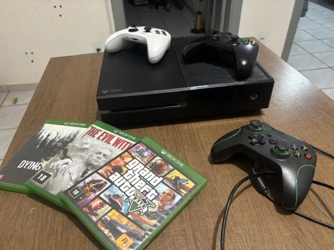 Vendo Xbox One 500GB, 3 controles, 3 jogos mídia fisica.