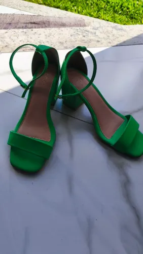 Sandalia verde Tamanho 37 usada 1x