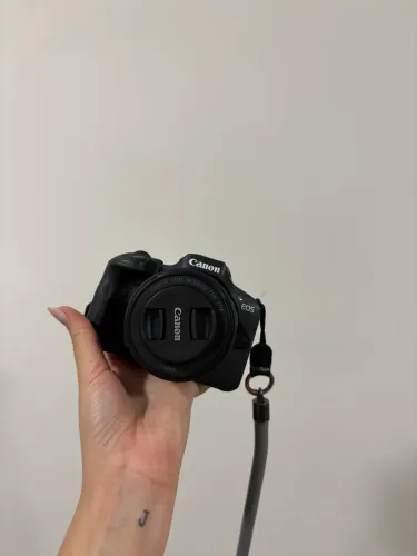 Câmera Canon R100
