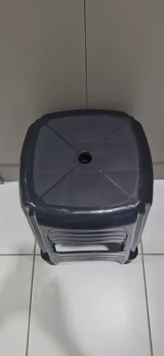 4 bancos de plástico 