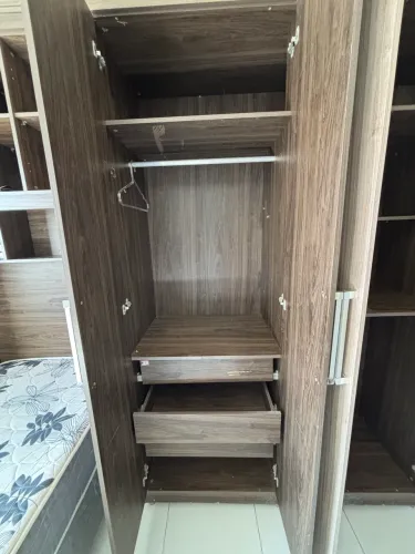 Vende-se, Guarda roupa com cama de solteiro e escrivaninha