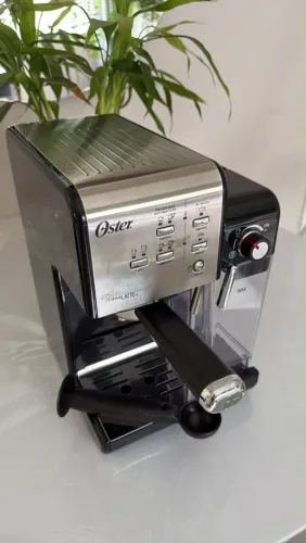 Cafeteira expresso Oster. Prima Latte Inox.
