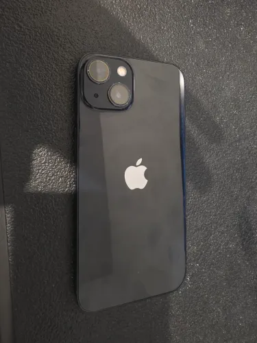 iPhone 13 com cabo