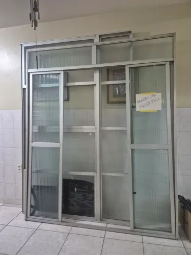 Janelão e porta de correr, ambas em 4 folhas.