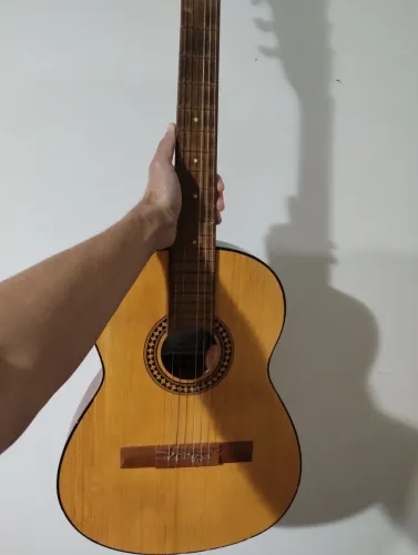 Vendo violão bem conversevado com saída de cabo elétrico 