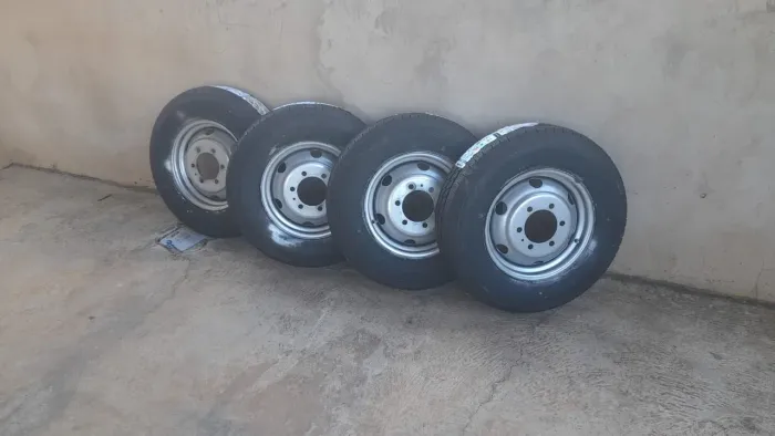 "PRA VENDER RÁPIDO" 4 PNEUS Novos com roda Iveco Daily