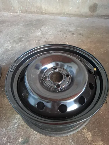 Vende-se rodas de ferro original da renalt, furacão 4x100, elas foram repintadas