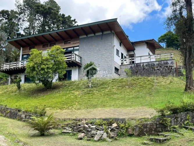 Casa à venda no Jardim do Embaixador em Campos do Jordão/SP.