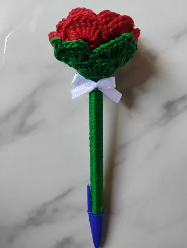 Caneta decorada com flor de crochê