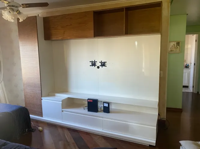Painel para TV com gavetas e portas