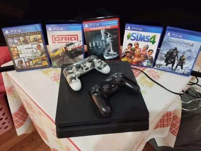 PS4 Slim 1 TB + 5 jogos + 2 controles 