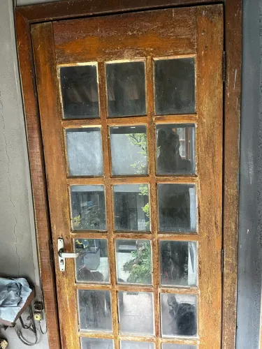 2 portas maciças, uma com vidro a outra persianas