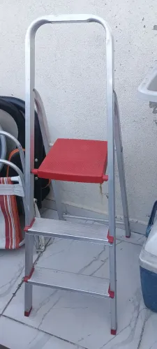 Escada semi nova