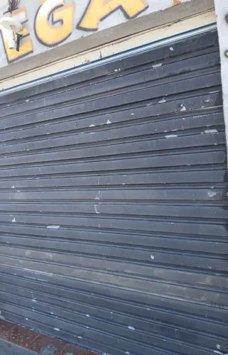 Vendo uma porta de aço esta no luga tem que tira valor 1000.