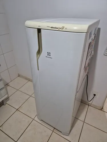 Geladeira Electrolux 240 L