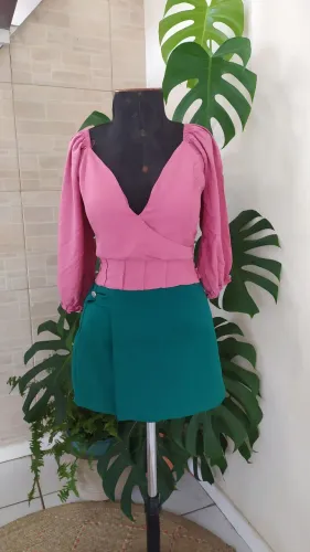 Short saia verde com elástico na cintura Tam M e blusa