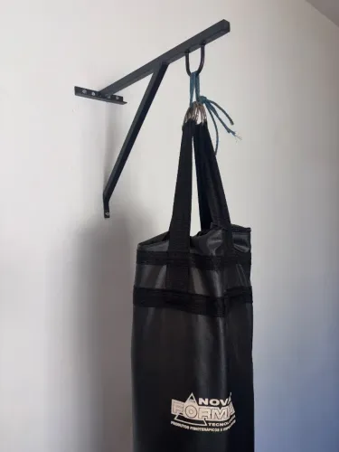 Suporte de parede para saco de pancadas