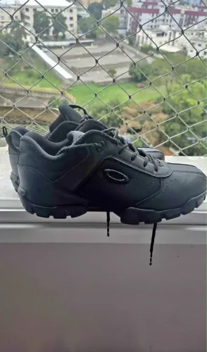 Tênis oakley/caveirao