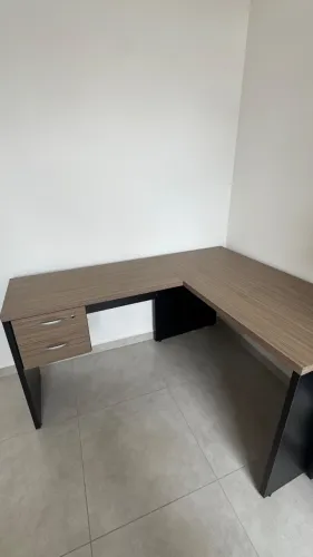 Mesa de Escritório em L com Gaveteiro - Ótimo estado