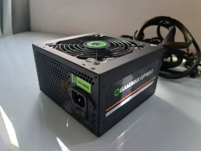 Fonte Gamer GameMax GP650 650W - 80 Plus Bronze