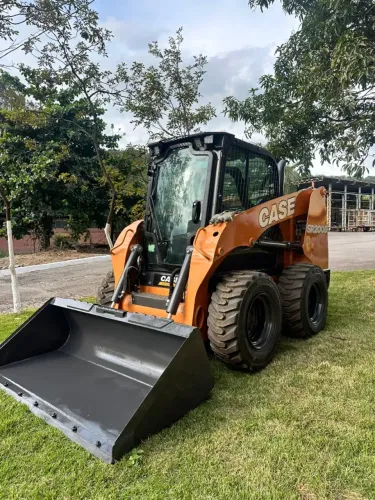 MINI CARREGADEIRA BOB CAT CASE SR200