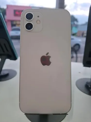 iPhone 12 64 GB 100% de bateria com um leve desfoco na câmera 