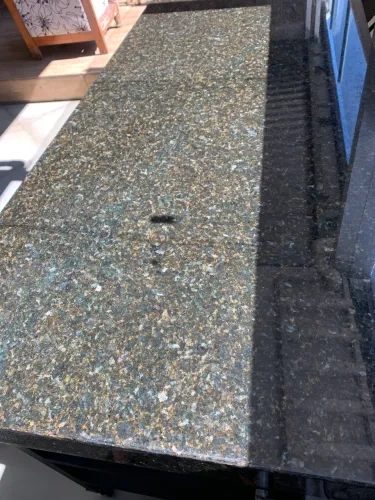 Mesa de ferro com tampo em granito preto