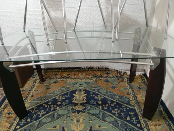 Mesa de vidro com 6 cadeiras.