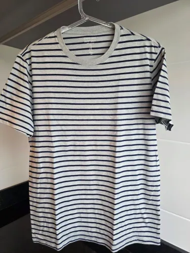 Camiseta GAP, original tamanho M, em ótimo estado. Listrada cinza e azul