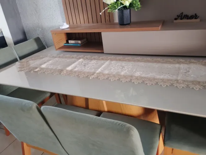 Vendo mesa de jantar grande 6 cadeirnova poucos meses de uso custou 4600 vendendo por 1800