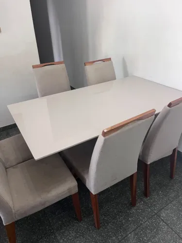 Lindo Conjunto de Mesa de Jantar Off-White com 6 Cadeiras Estofadas
